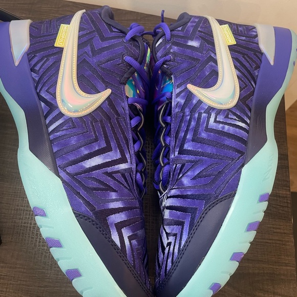 Nike - Picture 2 of 5